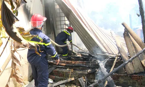 Cháy rụi nhà dân, 2 bà cháu được cứu sống trong đám lửa