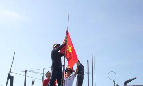 Ngư dân Lý Sơn xúc động đón nhận 5.000 lá cờ Tổ quốc