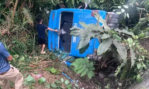 Xe khách chở 30 người bất ngờ lao xuống taluy âm ở Tam Đảo