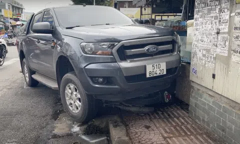 TP HCM: Xe bán tải tông hàng loạt xe máy, giao thông ùn ứ nhiều giờ