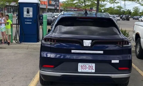 VinFast VF8 đeo biển số Canada, thử nạp điện tại trạm sạc công cộng