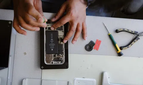 Khổ sở khi tự thay pin cho iPhone