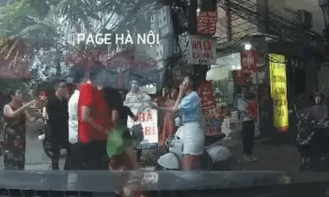 CLIP: 2 người đàn ông hung hãn lao vào đánh người phụ nữ đi ôtô ngay trên phố