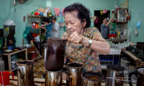 Quán cà phê vợt cuối cùng ở Biên Hòa: Chốn đi về của 'khách ruột' suốt 35 năm