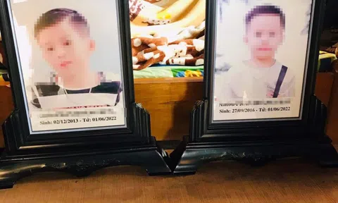 Mẹ đau đớn phát hiện 2 con trai chết đuối thương tâm sau nhà