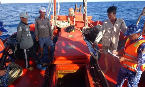 Cảnh sát biển bắt giữ tàu vận chuyển hơn 40.000 lít dầu DO