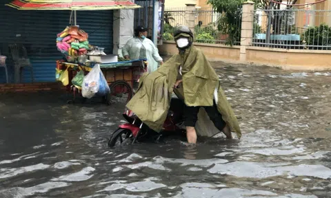 TP HCM: Người dân khổ sở về nhà sau cơn mưa trắng trời