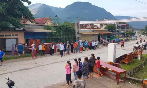 "Hố tử thần" xuất hiện dưới nền nhà sau tiếng nổ, người dân vội giúp gia chủ di dời đồ đạc