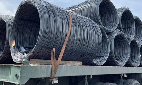 CLIP: Dây vải dù chằng cả chục tấn thép cuộn trên xe bon bon qua đường Nguyễn Văn Linh