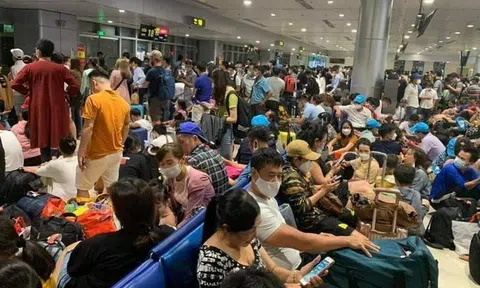 Hệ thống check-in bị lỗi, ùn ứ hành khách ở sân bay Tân Sơn Nhất