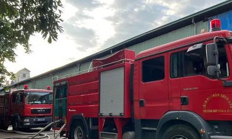 Lửa bốc cháy nhà xưởng lúc rạng sáng, cả khu phố nháo nhác