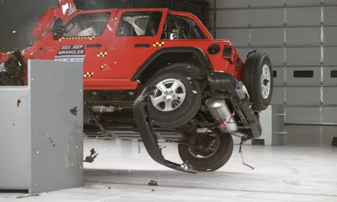 Jeep Wrangler 4 cửa lại bị lật khi thử nghiệm đánh giá an toàn