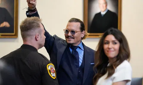 Tại sao Johnny Depp thua kiện tại Anh nhưng lại giành chiến thắng ở Mỹ?