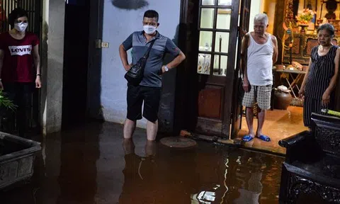 Hà Nội: Một tuần sau mưa lớn, cuộc sống của hàng trăm người dân ở quận Tây Hồ vẫn đảo lộn do ngập sâu