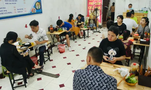 Hà Nội: Quán mì hải sản bán bằng niêu, doanh thu cả tỷ đồng mỗi tháng