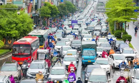 Giao thông Thủ đô ùn tắc cục bộ dưới cơn mưa lớn đầu tuần