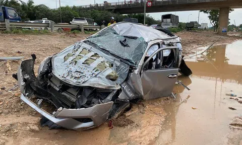 Ô tô Fortuner nát bươm sau va chạm Lexus