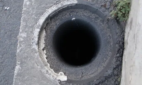 Hàng loạt nắp chắn rác trên cầu vượt Nguyễn Hữu Cảnh "biến mất"