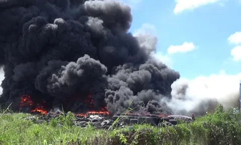 Cháy dữ dội kho chứa xe tang vật tại TP HCM