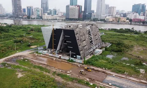 Cận cảnh Trung tâm triển lãm 800 tỷ đồng, nằm trơ trọi nhiều năm ven sông Sài Gòn