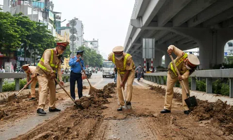 CSGT, TTGT dọn dẹp đất đá rơi vãi kín mặt đường dẫn lên cầu cạn Mai Dịch - Nam Thăng Long