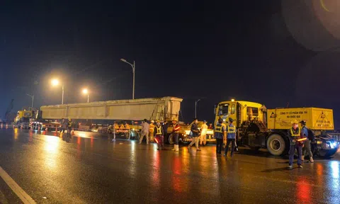 Trắng đêm dùng 'siêu xe' 52 bánh tháo phiến dầm 68 tấn của cầu Vĩnh Tuy
