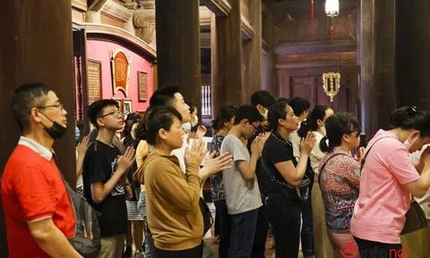 Sỹ tử đến Văn Miếu xin chữ, cầu may trước kỳ thi vào lớp 10: Số báo danh, bút, máy tính... được đưa vào lễ