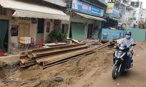 Hơn 100m đường gần sân bay Tân Sơn Nhất làm 2 năm chưa xong, mở cửa ra là thấy... ống cống