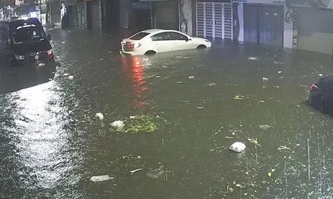 Mưa chỉ hơn 1 giờ, nhiều tuyến phố Hà Nội ngập trong nước