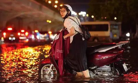 Toàn cảnh Hà Nội sau trận mưa lớn tối 13/6: Đường phố ngập lút bánh xe, người dân vất vả lội nước về nhà lúc nửa đêm