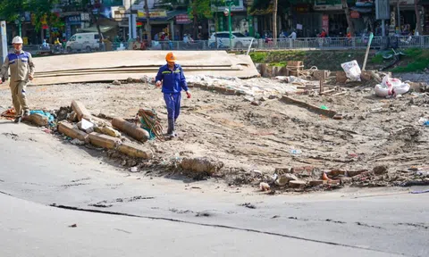Hà Nội: Phố Vũ Tông Phan bất ngờ lún võng sâu cả mét