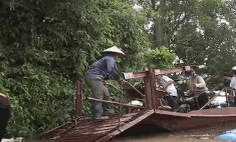 CLIP: Ngỡ ngàng với cảnh người dân ở Hà Nội phải đi đò