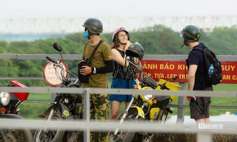 Hà Nội: Người dân ngó lơ cảnh báo và biển cấm tại cầu Long Biên