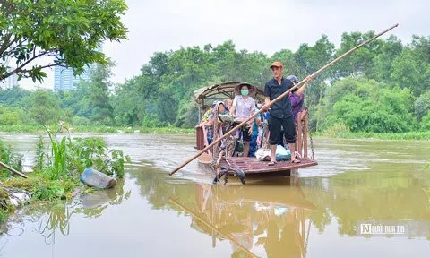 Hà Nội: Mực nước tăng cao, người dân dùng đò để đi lại