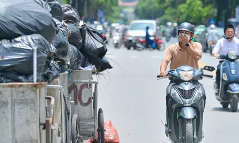 Hà Nội: Rác thải bất ngờ ùn ứ ở nội đô, người dân đi qua phải bịt mũi vì khó thở