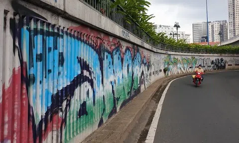 Từ vụ tàu Metro số 1 bị vẽ bậy, nhìn lại đường phố TP.HCM cũng đang bị bôi bẩn xấu xí