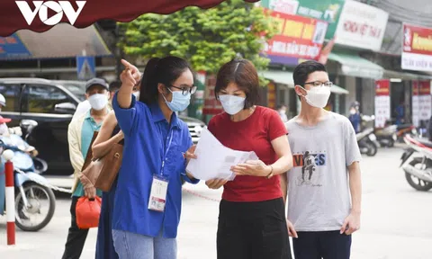 Sĩ tử Hà Nội đội nắng làm thủ tục thi vào lớp 10 công lập