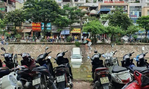 Hoảng hốt chứng kiến nữ tài xế lao ô tô xuống sông Tô Lịch