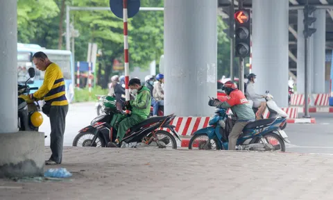 Hà Nội 'thương ngày nắng về', người dân che ô, đội áo, bịt kín mít ra đường