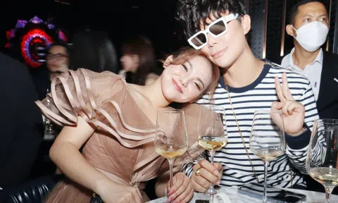 Nathan Lee lộ ảnh thân mật với học trò Hồ Quỳnh Hương