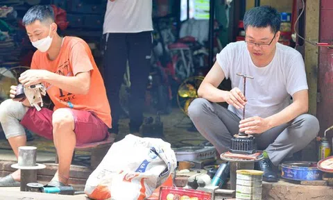 Gia đình ở phố cổ Hà Nội 2 đời "khám bệnh" quạt cổ: Cho thuê mặt bằng cũng được 60 triệu/ tháng nhưng quyết giữ nghề