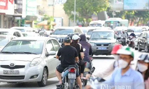 Người dân lách làn, đi ngược chiều ngày Hà Nội phân luồng giao thông