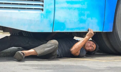 Hà Nội: Người lao động chật vật mưu sinh dưới cái nắng 'đổ lửa' như thiêu như đốt