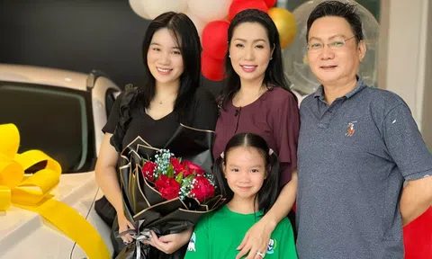 Vợ chồng Trịnh Kim Chi tặng 'xế hộp' cho con gái
