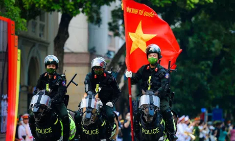 Mãn nhãn dàn kỵ binh diễu hành trên phố Hà Nội