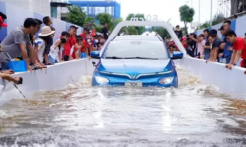 Xe điện VinFast e34 'khoe' khả năng lội nước
