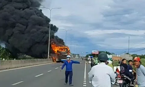 Chở 42 hành khách, xe khách giường nằm bốc cháy trên Quốc lộ 1