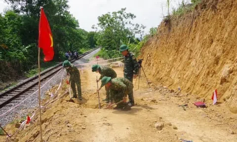 Phát hiện quả bom "khủng" nguyên ngòi nổ cạnh đường ray tàu hỏa ở Quảng Bình