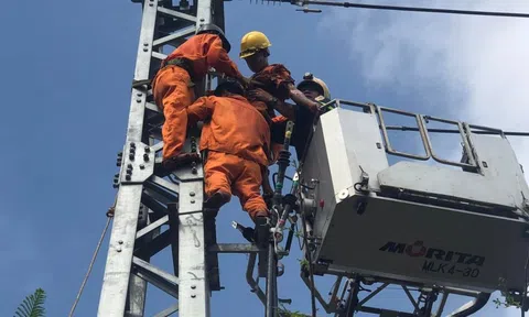 Giải cứu nam công nhân mắc kẹt trên cột điện