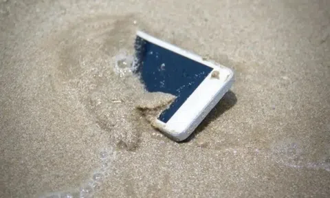 Phải làm gì khi điện thoại rơi xuống biển